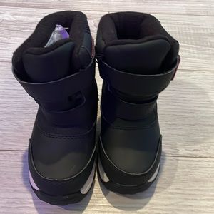 Girl’s snow boots